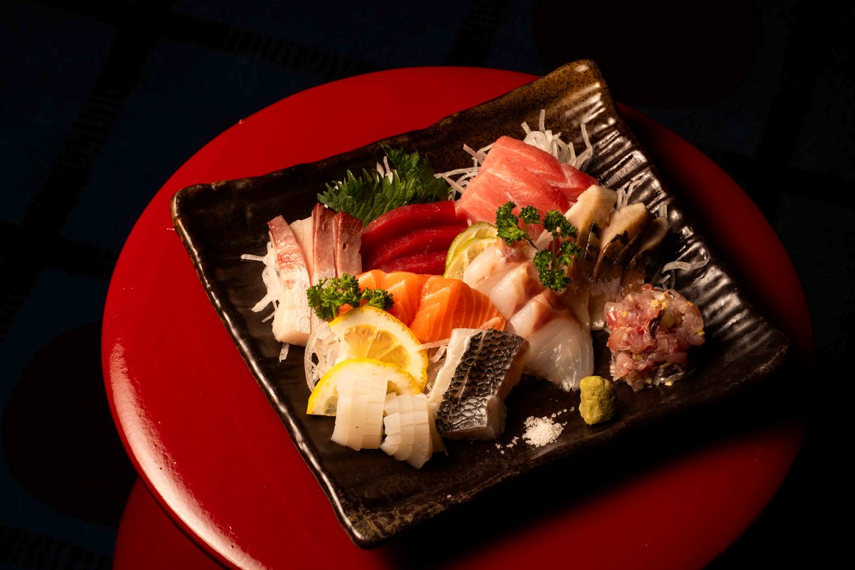 Assortiment de sashimi sur laque rouge — Saku