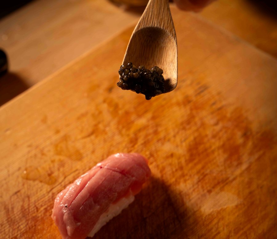 Nigiri au caviar osciètre, servi à la cuillère — Saku