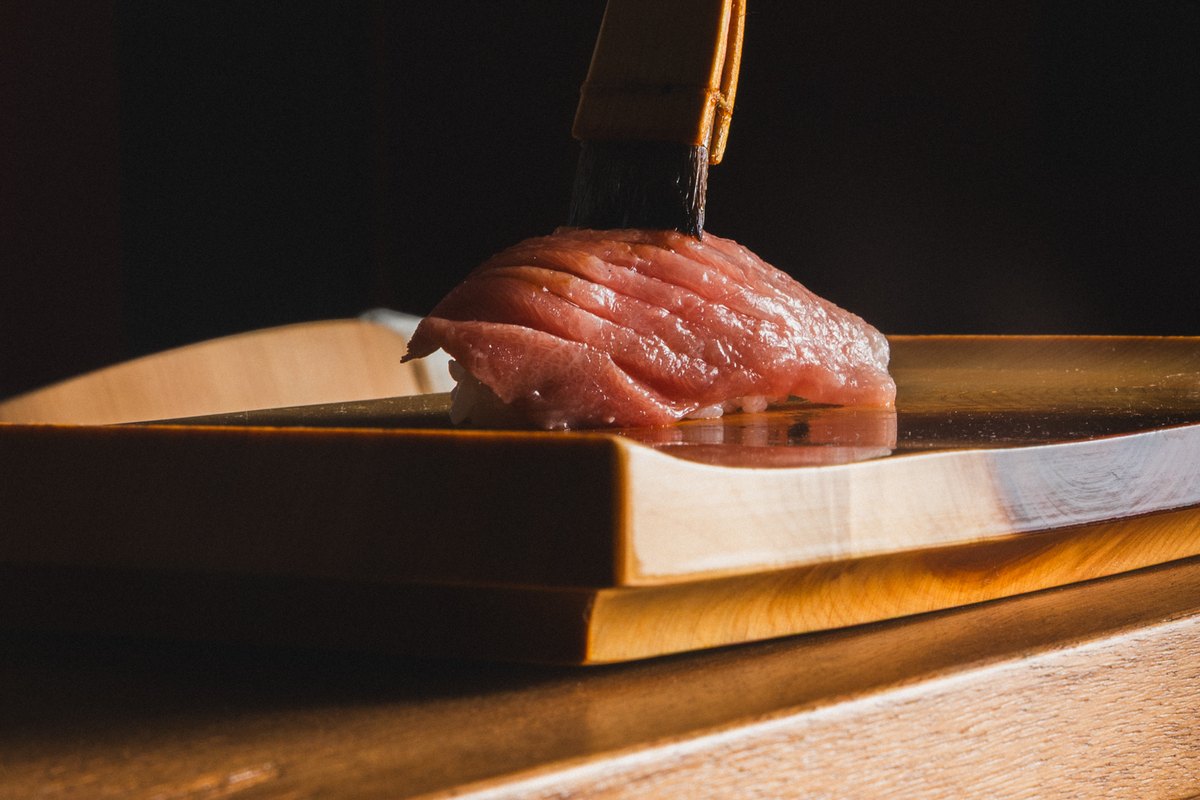 Nigiri d'otoro laqué au nikiri, comptoir d'omakase — Saku