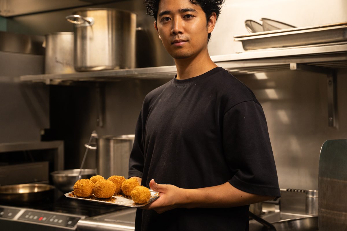 En cuisine, un plateau d'arancini sortis de friture