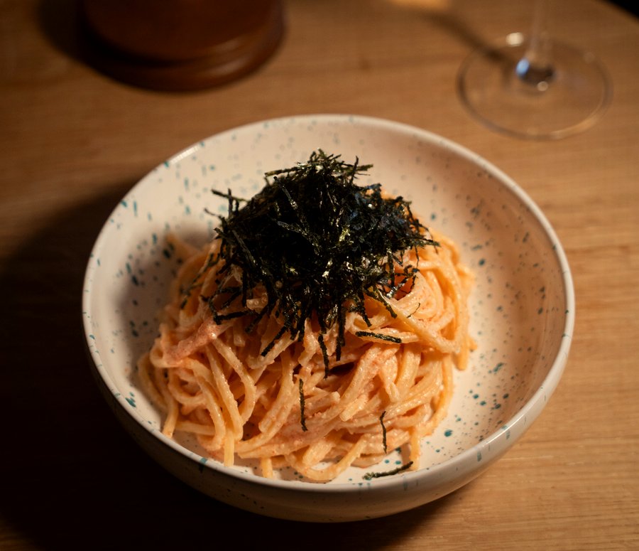 Spaghetti alla mentaiko : cr&egrave;me d'&oelig;ufs de cabillaud piment&eacute;s, nori et shiso
