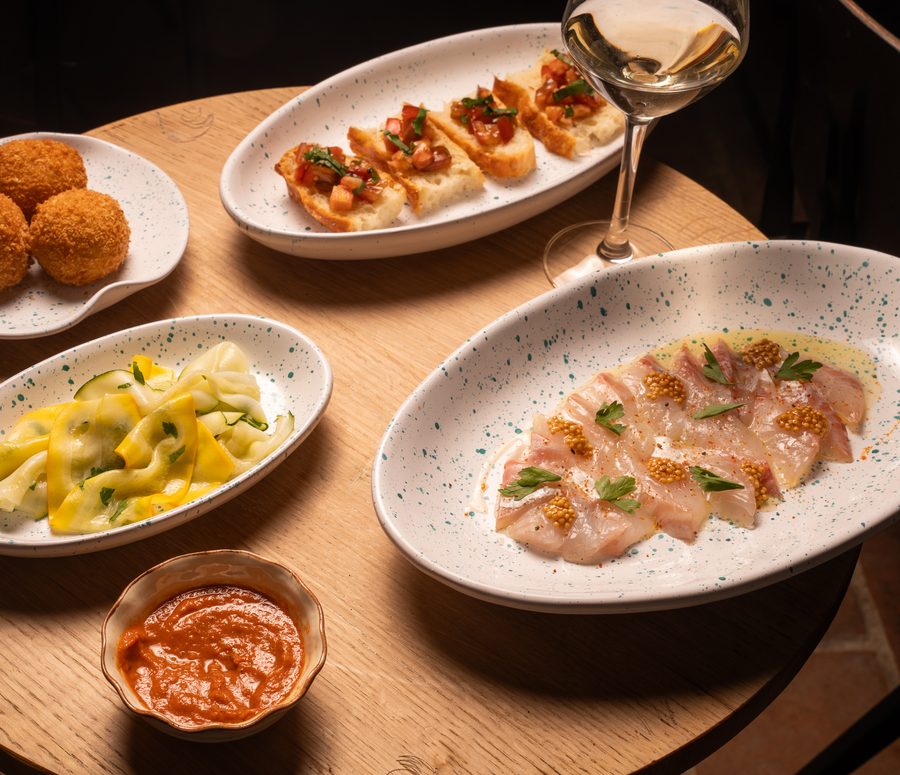 Crudo di orata, bruschetta et salade de courgettes crues