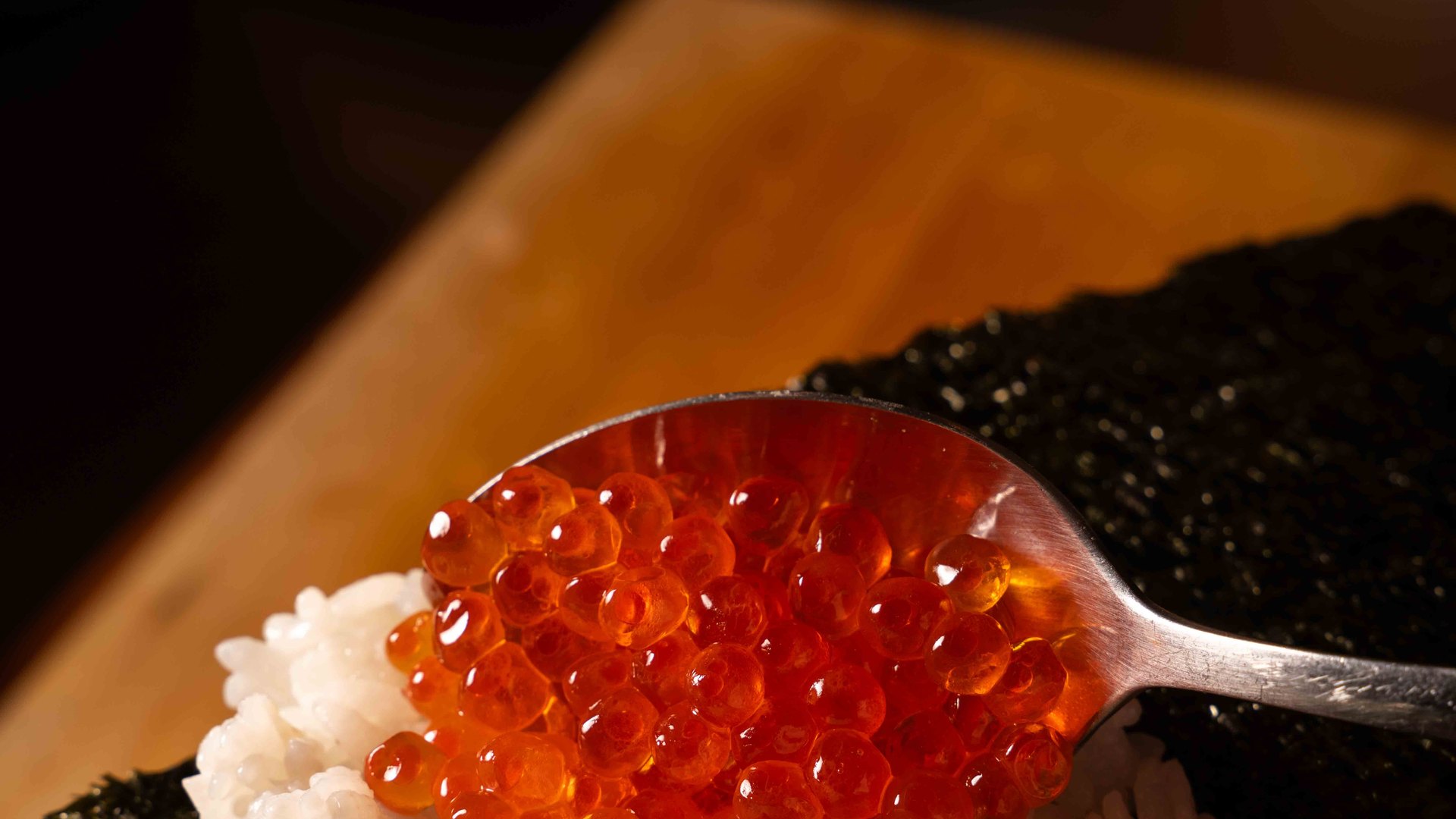 Les mains du chef, découpe du thon au comptoir d'omakase — Saku