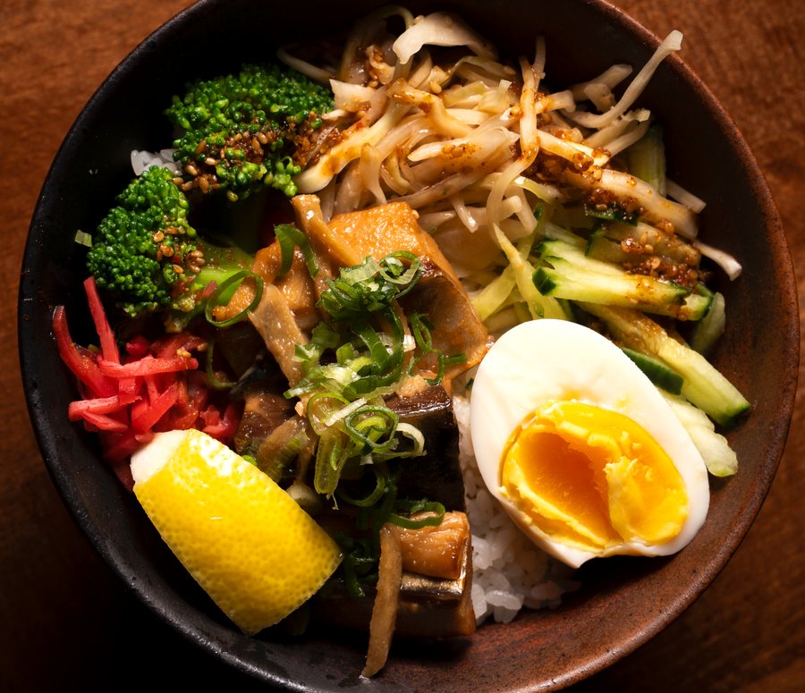 Bol du midi : légumes, œuf mollet et riz — Shin Izakaya