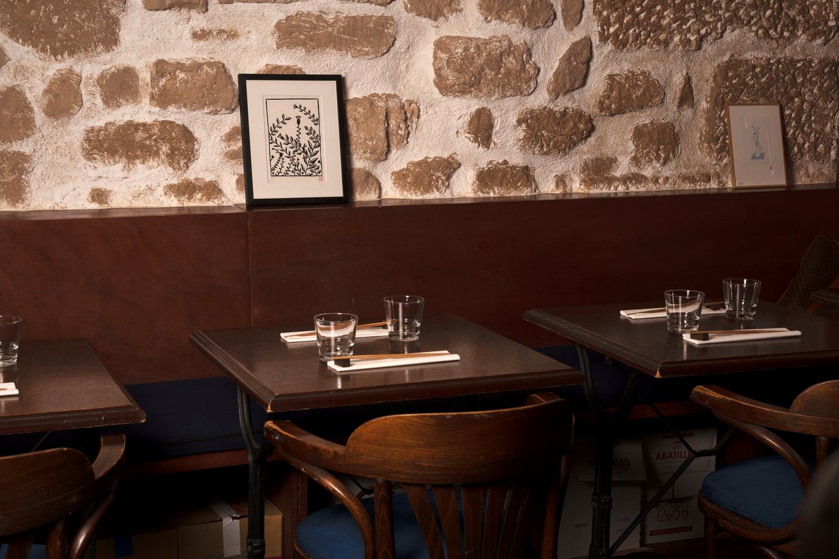 La salle de Shin Izakaya, mur de pierre