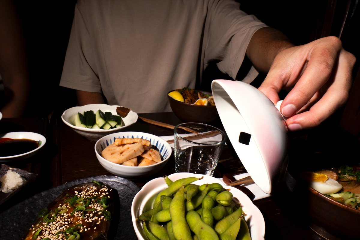 La table partagée : edamame, ribs et petits plats au centre