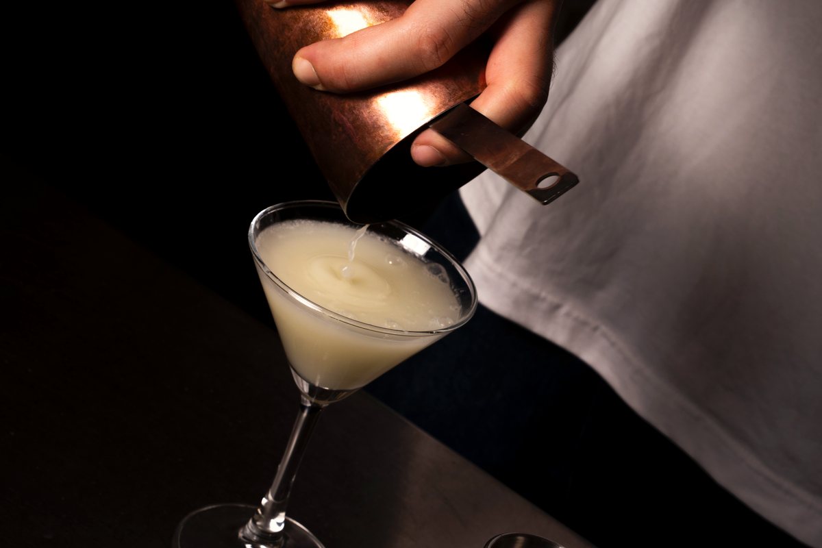 Un cocktail préparé au bar de Shin Izakaya