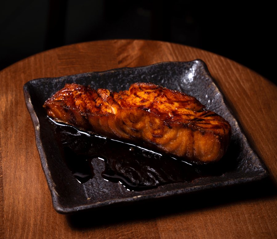 Saumon teriyaki laqué, grillé minute — Shin Izakaya