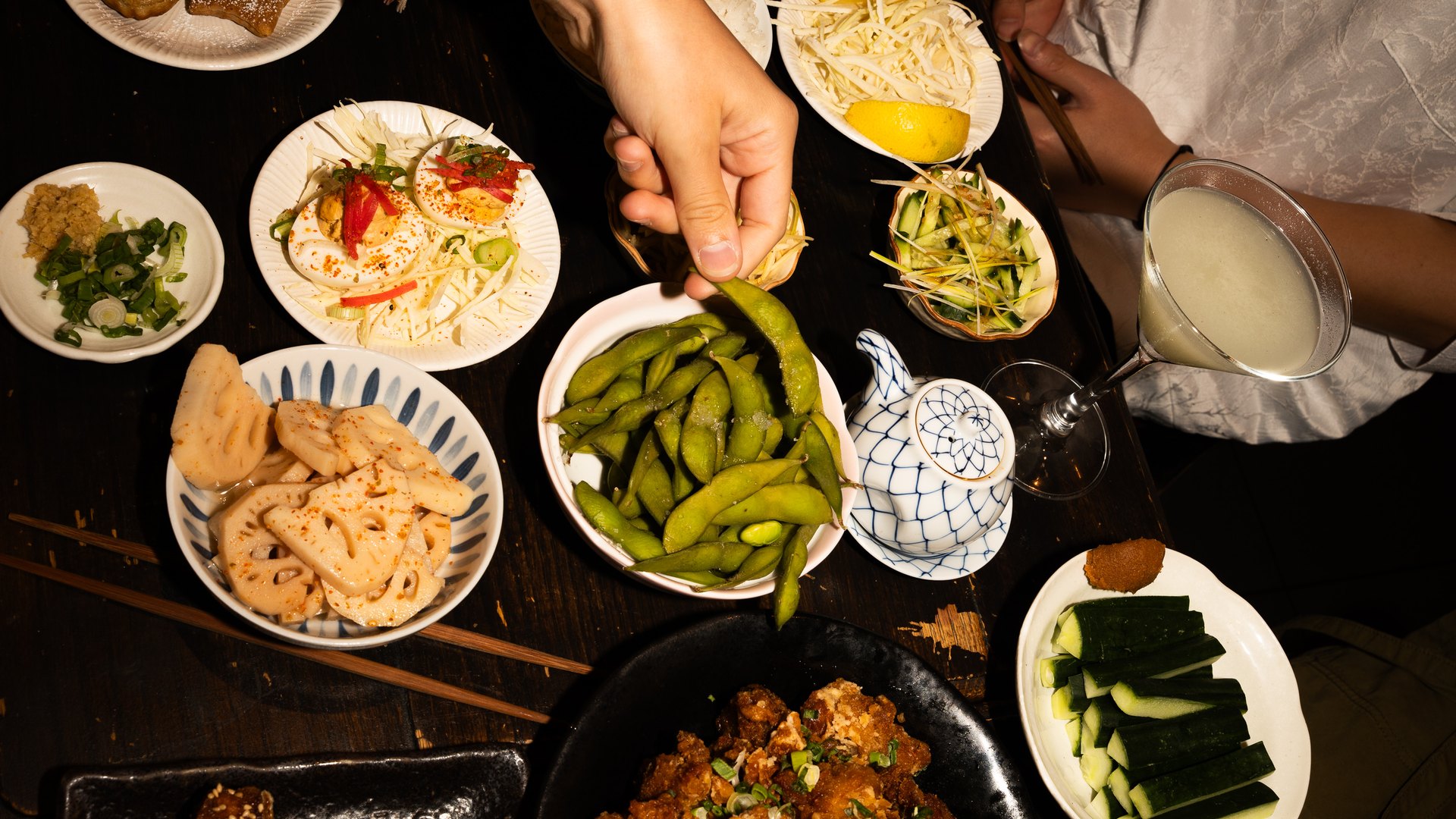 Table de partage, petits plats et saké — Shin Izakaya