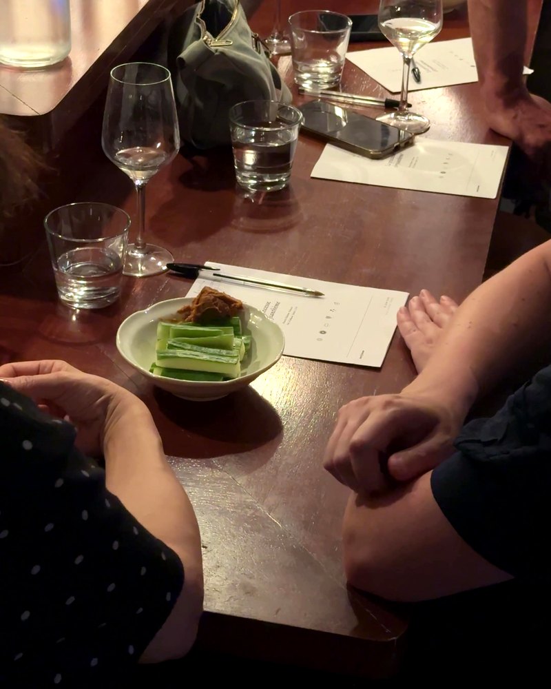 Le comptoir dressé pour la dégustation : verres, livrets et accords