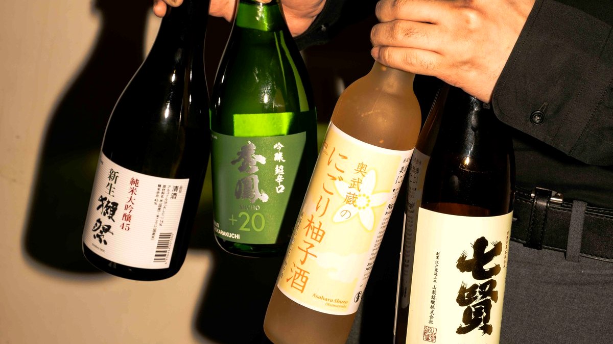 La sélection de sakés de la soirée, au comptoir de Shin Izakaya