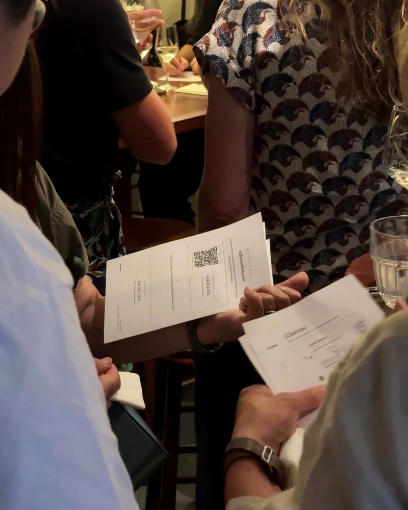 Les livrets de dégustation entre les mains des participants