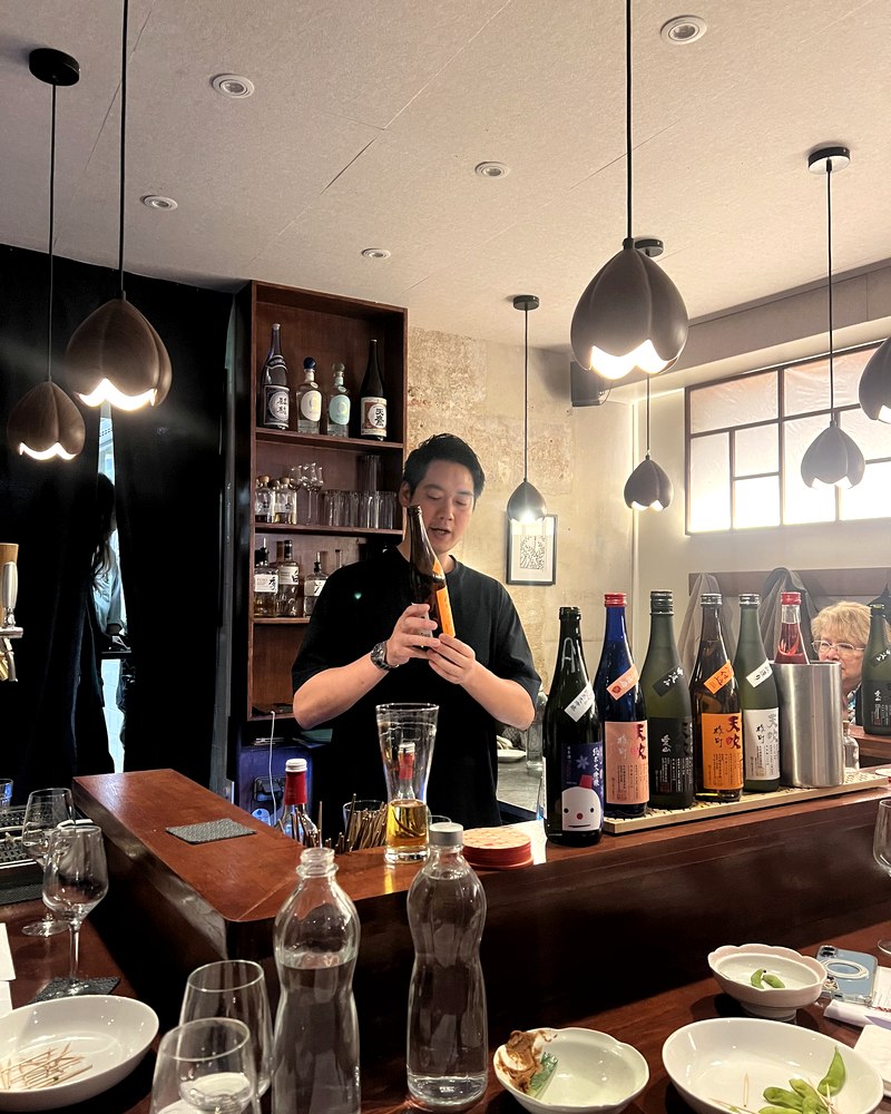 Un saké présenté aux invités pendant le Sake Club
