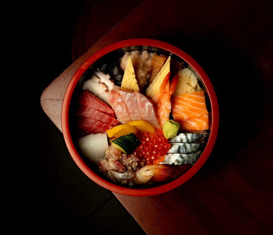 Chirashi spécial dans son bol laqué rouge — Tsukizi
