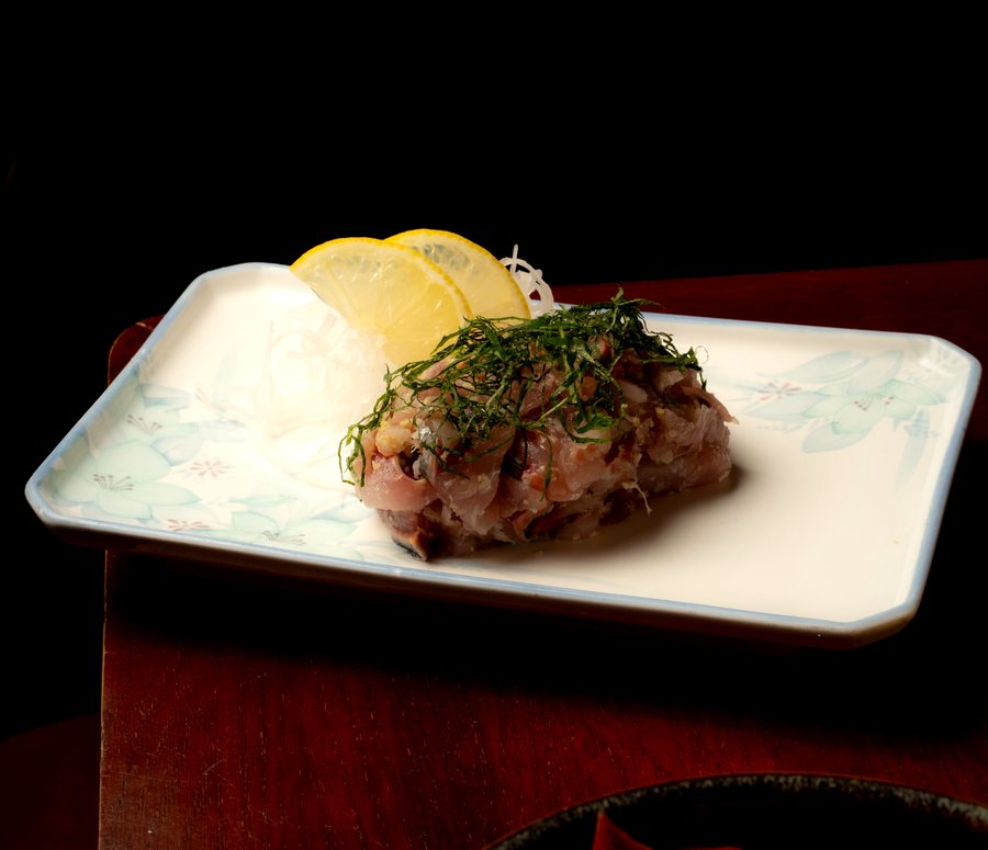 Tataki de chinchard cru, poireau, shiso et gingembre — Tsukizi