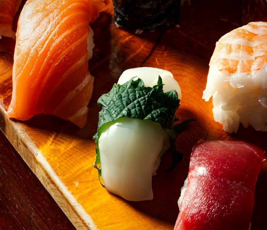 Nigiri préparé au comptoir de Tsukizi