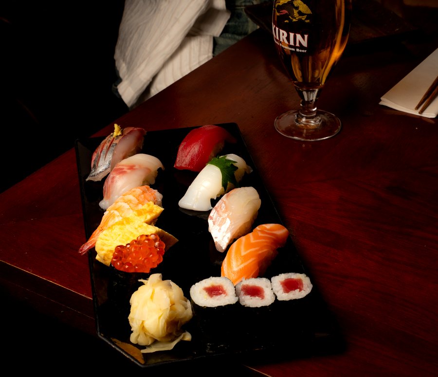 Plateau de sushi laqué : nigiri, omelette et maki — Tsukizi
